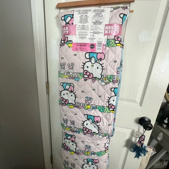 Hello Kitty Twin Quilted Blanket - Pink and Blue - Picture 3 of 5